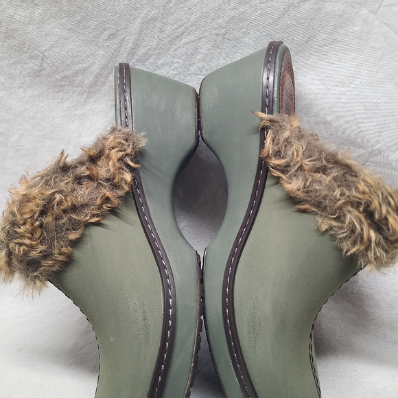 Crocs Cobbler lined Suede Leather Clogs Size 7 Dust Olive/Mahogany Faux Fur - Picture 11 of 12